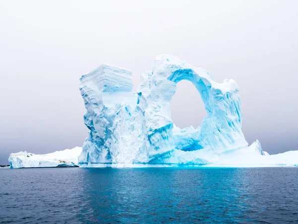 Iceberg Forma Arco Incagliato Nella Baia Pleneau Come Parte Del — Foto Stock
