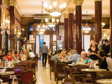 Buenos Aires, Arjantin - 13 Ocak 2018: Cafe Tortoni Avenida de Mayo üzerinde şehir merkezinde Microcentro Monserrat bölgesinde başkenti Buenos Aires, Arjantin insanlar