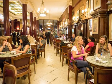 Buenos Aires, Arjantin - 13 Ocak 2018: Cafe Tortoni Avenida de Mayo üzerinde şehir merkezinde Microcentro Monserrat bölgesinde başkenti Buenos Aires, Arjantin insanlar