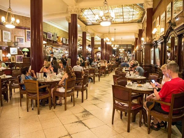 阿根廷布宜诺斯艾利斯 2018年1月13日 阿根廷首都布宜诺斯艾利斯 Micerrat Micerrat Micenida Mayo 上的托尔托尼咖啡馆里的人们 — 图库照片