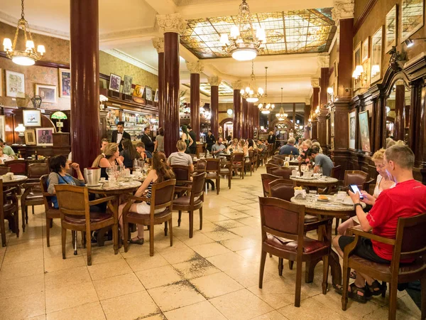 Buenos Aires, Arjantin - 13 Ocak 2018: Cafe Tortoni Avenida de Mayo üzerinde şehir merkezinde Microcentro Monserrat bölgesinde başkenti Buenos Aires, Arjantin insanlar