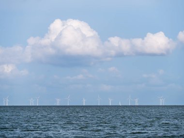 Ijsselmeer Gölü ufuk rüzgar türbinleri veya rüzgar çiftliğinin yakınlarında Urk, Hollanda jeneratörler ile Panoraması