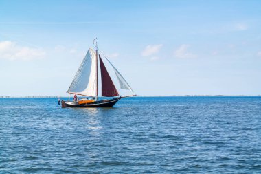 Waddensea, Hollanda - 11 Eylül 2016: İnsanlar bir güneşli yaz gününde yelken geleneksel flatbottom Yelkenli üzerinde