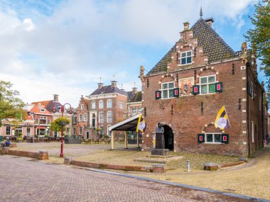 Workum, Hollanda - 5 Ekim 2017: Tartı evi ve Pazar Meydanı şehir merkezinde Workum, Friesland, Hollanda