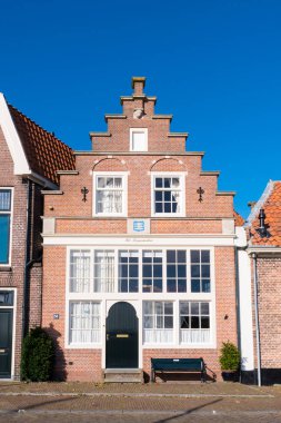 Enkhuizen, Hollanda - 6 Ekim 2017: Eski kasaba Enkhuizen, Noord-Holland, Hollanda basamaklı Gable'la tarihi bir ev