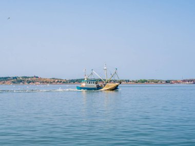 Waddensea, Hollanda - 7 Ağustos 2018: Karides balıkçı teknesine balık Frizce sahil Adası Vlieland kapalı bir yaz gününde Wadden Denizi, Hollanda