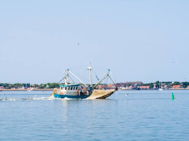 Waddensea, Hollanda - 7 Ağustos 2018: Karides balıkçı teknesine balık Frizce sahil Adası Vlieland kapalı bir yaz gününde Wadden Denizi, Hollanda