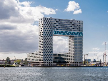 Amsterdam, Hollanda - 28 Eylül 2018: Modern apartman Pontsteiger Houthaven güney kıyısında river IJ, Amsterdam, Hollanda