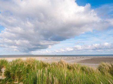 Gelgit çıkışı Borndiep ve Ameland Adası Deniz feneri, Wadden Denizi, Hollanda ile Boschplaat Terschelling Adası üzerinden görüntülemek