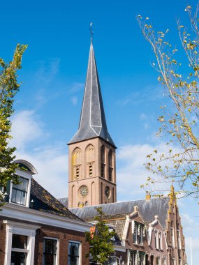 Tarihi eski şehir Workum, Friesland, Hollanda geleneksel evlerde kule aziz Werenfridus Kilisesi ve üst cephe