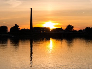 Waterfront siluet Buhar Pompa İstasyonu Müzesi ile gün batımında, Medemblik, Noord-Holland, Hollanda