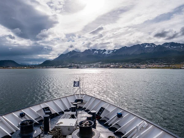 Ushuaia Argentina Jan 2018 Skyline Ushuaia Från Fören Kryssningsfartyg Seglar — Stockfoto