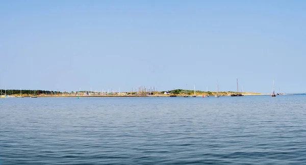 Skyline Frisia Isla Vlieland Con Veleros Dunas Entrada Puerto Deportivo — Foto de Stock
