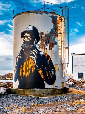 Henningsvaer, Norveç - 27 Şubat, 2015:Street sanat silo balıkçı köyü Henningsvaer, Lofoten Adaları, Nordland, Norveç sanatçının Pobel üzerinde boyama