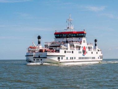Waddensea, Hollanda - 25 Ağustos 2017: Araba feribota Wadden Denizi üzerinde Frizce Adası Ameland Holwerd Friesland içinde yelken yolcu