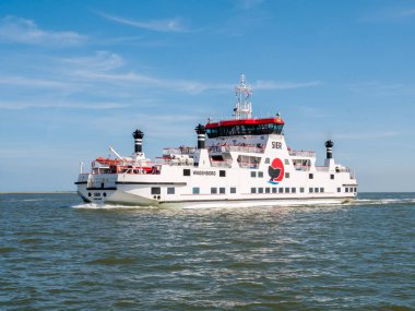 Waddensea, Hollanda - 25 Ağustos 2017: Araba feribota Wadden Denizi üzerinde Frizce Adası Ameland Holwerd Friesland içinde yelken yolcu