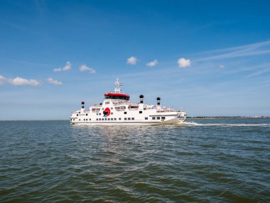 Waddensea, Hollanda - 25 Ağustos 2017: Araba feribota Wadden Denizi üzerinde Frizce Adası Ameland Holwerd Friesland içinde yelken yolcu