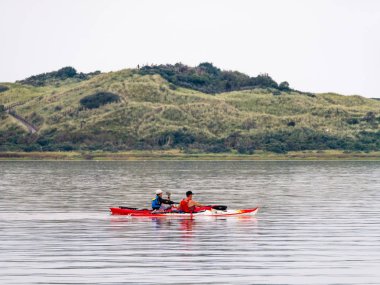 Ameland, Hollanda - 26 Ağustos 2017: Het Oerd Wadden Denizi, Friesland Frizce Adası Ameland doğa Kayak kişi rezerve