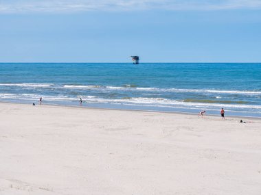 Ameland, Hollanda - 27 Ağustos 2017: plaj ve Kuzey Denizi offshore sondaj platformu, Frizce Adası Ameland, Friesland, Hollanda ile oynayanlar