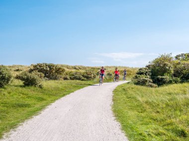 Ameland, Hollanda - 27 Ağustos 2017: insanlar Bisiklet bisiklet yolu doğa rezervatı Het Oerd Frizce Adası Ameland, Friesland, Hollanda nın dunes içinde üzerindeki sürme