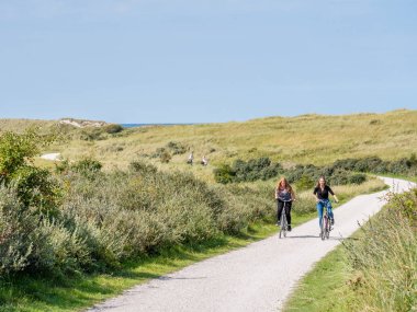 Ameland, Hollanda - 27 Ağustos 2017: insanlar Bisiklet bisiklet yolu doğa rezervatı Het Oerd Frizce Adası Ameland, Friesland, Hollanda nın dunes içinde üzerindeki sürme