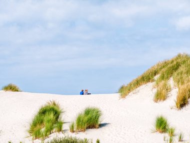 Arkadan Görünüş iki kişinin birlikte kumul doğada üzerinde rahatlatıcı oturan rezerv Het Oerd Frizce Adası Ameland, Friesland, Hollanda