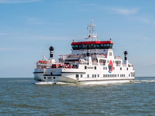 Waddensea, Hollanda - 25 Ağustos 2017: Araba feribota Wadden Denizi üzerinde Frizce Adası Ameland Holwerd Friesland içinde yelken yolcu