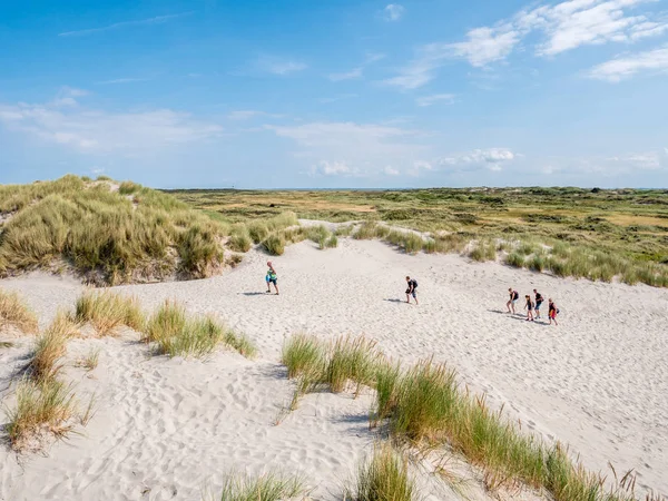 アーメラント島 オランダ 2017 西フリジア語島アーメラント島 オランダ フリースラント州の自然保護区 Het Oerd で歩く人々 と砂丘風景全景 — ストック写真