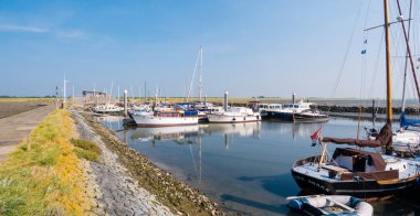 Schiermonnikoog, Hollanda - 29 Ağustos 2017: Batı Frizya adası Schiermonnikoog marinasında insanlar, motorlu tekneler ve yelkenliler, Friesland, Hollanda