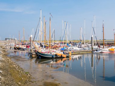 Schiermonnikoog, Hollanda - 29 Ağustos 2017: Batı Frizya adası Schiermonnikoog marinasında insanlar, motorlu tekneler ve yelkenliler, Friesland, Hollanda
