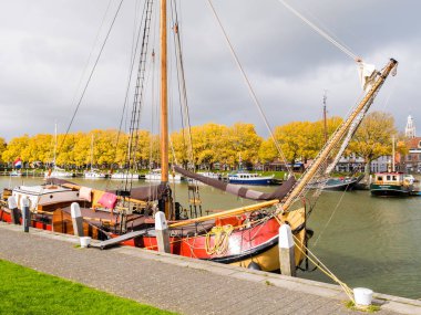Enkhuizen, Hollanda - 6 Ekim 2017: Enkhuizen, Noord-Hollanda, Hollanda eski kentinin dış limanında rıhtımda geleneksel yelkenli mavna