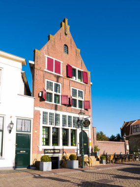 Enkhuizen, Hollanda - 6 Ekim 2017: Cephe restoran tarihi eski şehir Enkhuizen, Noord-Holland, Hollanda depoda