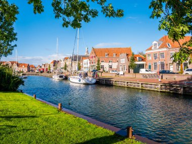 Enkhuizen, Hollanda - 6 Ekim 2017: İnsanlar ve Yelkenli tekneler eski Harbour Enkhuizen tarihi şehir, Noord-Holland, Hollanda