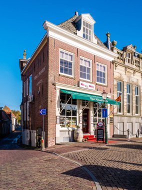 Enkhuizen, Hollanda - 6 Ekim 2017: Enkhuizen, Noord-Hollanda, Hollanda'nın eski şehrindeki tarihi evde şarap dükkanı olan sokak sahnesi