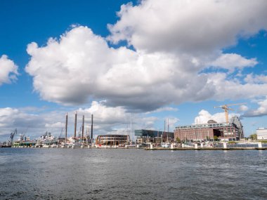 Amsterdam, Hollanda - 28 Eylül 2018: Amsterdam marina ve Amsterdam, Hollanda IJ Nehri'nin kuzey yakasında Ndsm wharf