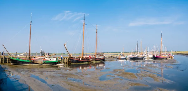 Schiermonnikoog Nizozemsko Srpen 2017 Plachetnice Přístavu Při Odlivu Západofríštině Ostrov — Stock fotografie