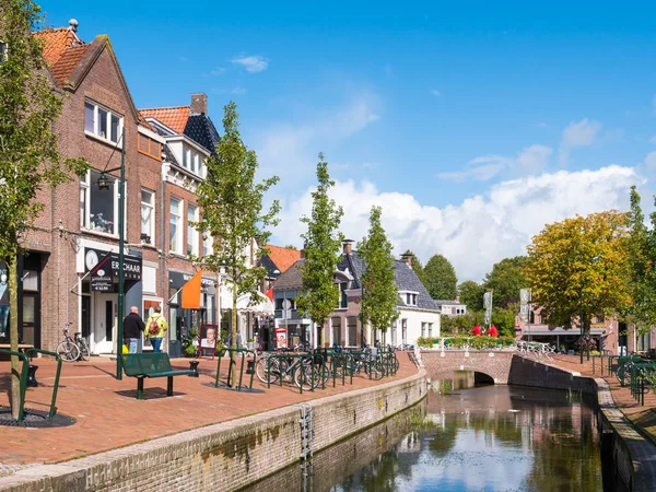 Dokkum Nederland Sep 2017 Mensen Lopen Kade Met Winkels Gracht — Stockfoto