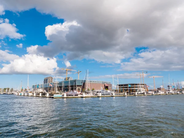 Amsterdam, Hollanda - 28 Eylül 2018: Amsterdam marina ve Amsterdam, Hollanda IJ Nehri'nin kuzey yakasında Ndsm wharf