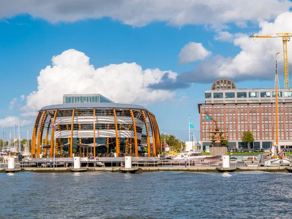 Amsterdam, Hollanda - 28 Eylül 2018: Amsterdam marina ve Amsterdam, Hollanda IJ Nehri'nin kuzey yakasında Ndsm wharf