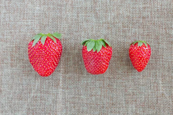 Frische Erdbeeren Auf Dem Leinentuch — Stockfoto