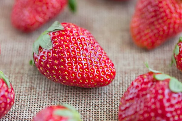 Frische Erdbeeren Auf Dem Leinentuch Nahaufnahme — Stockfoto