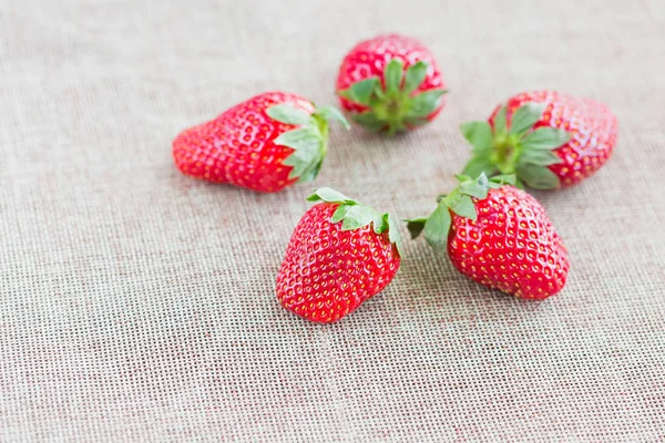 Frische Erdbeeren Auf Dem Leinentuch — Stockfoto