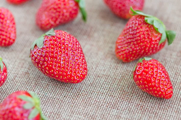 Frische Erdbeeren Auf Dem Leinentuch — Stockfoto