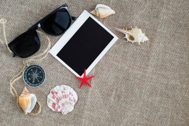 Tatil arka plan an fotoğraf, deniz ve güneş gözlüğü ile üstten görünüm