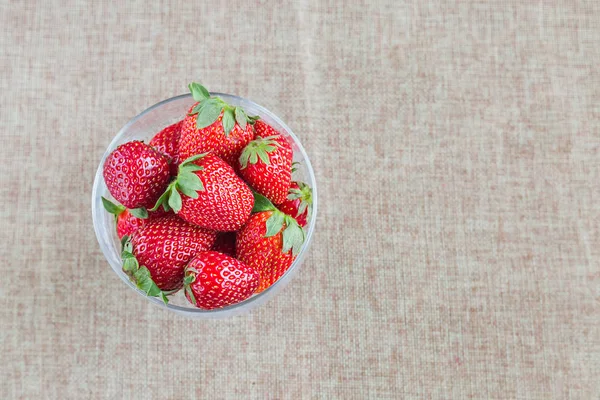 Frische Erdbeeren Auf Dem Leinentuch — Stockfoto