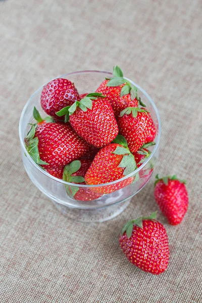 Frische Erdbeeren Auf Dem Leinentuch — Stockfoto