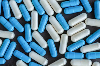 Tabletler ve hapları gri arka plan üzerinde çeşitli ilaç ambalajı