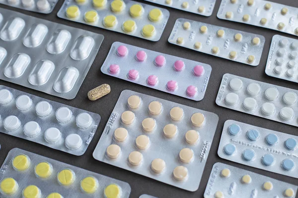 Emballage Pharmaceutique Assorti Comprimés Pilules Sur Fond Gris — Photo