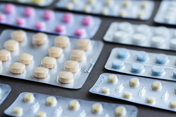 Tabletler Hapları Gri Arka Plan Üzerinde Çeşitli Ilaç Ambalajı — Stok fotoğraf