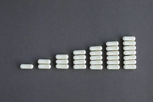 Pilules Blanches Sur Fond Gris Posologie Quotidienne — Photo